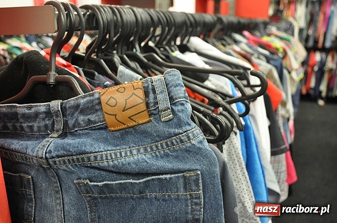 Zdjęcie w galerii na portalu naszraciborz.pl: W sklepie ROBAN na Reymonta całkowicie wymieniono towar. Tysiące nowe markowych ubrań już od poniedziałku wiadomości z regionu