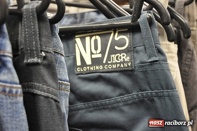 Zdjęcie w galerii na portalu naszraciborz.pl: W sklepie ROBAN na Reymonta całkowicie wymieniono towar. Tysiące nowe markowych ubrań już od poniedziałku wiadomości z regionu