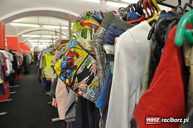 Zdjęcie w galerii na portalu naszraciborz.pl: W sklepie ROBAN na Reymonta całkowicie wymieniono towar. Tysiące nowe markowych ubrań już od poniedziałku wiadomości z regionu