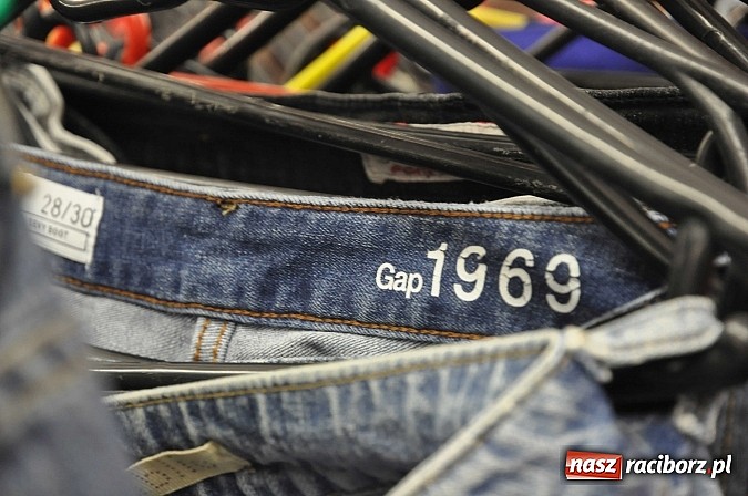 Zdjęcie w galerii na portalu naszraciborz.pl: W sklepie ROBAN na Reymonta całkowicie wymieniono towar. Tysiące nowe markowych ubrań już od poniedziałku wiadomości z regionu