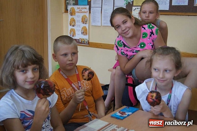 Zdjęcie w galerii na portalu naszraciborz.pl: Święto jabłka w SP-4 wiadomości z regionu