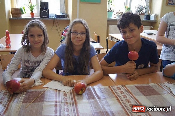 Zdjęcie w galerii na portalu naszraciborz.pl: Święto jabłka w SP-4 wiadomości z regionu