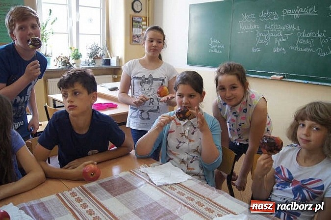 Zdjęcie w galerii na portalu naszraciborz.pl: Święto jabłka w SP-4 wiadomości z regionu