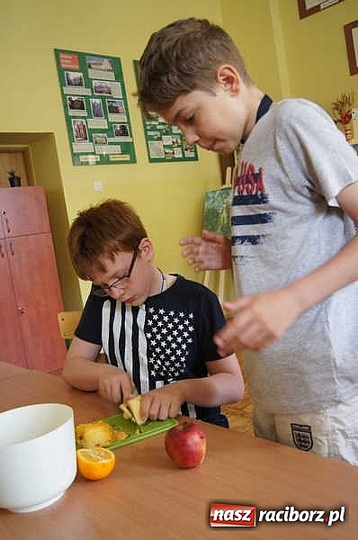 Zdjęcie w galerii na portalu naszraciborz.pl: Święto jabłka w SP-4 wiadomości z regionu