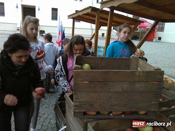 Zdjęcie w galerii na portalu naszraciborz.pl: Święto jabłka w SP-4 wiadomości z regionu
