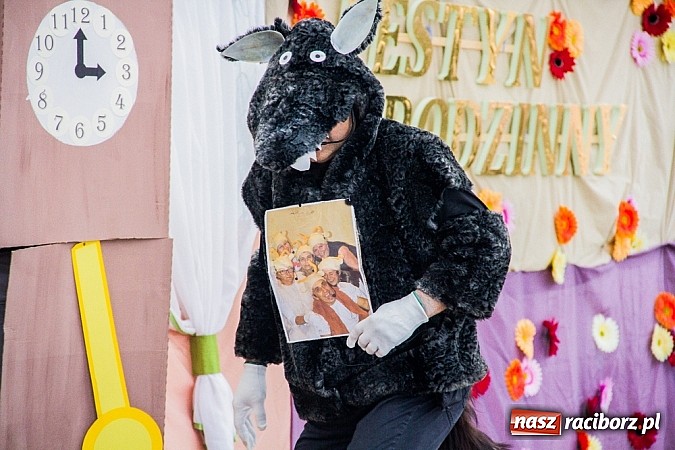 Zdjęcie w galerii na portalu naszraciborz.pl: Wilk i siedem koźlątek na festynie rodzinnym w Studziennej wiadomości z regionu