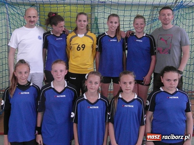 Zdjęcie w galerii na portalu naszraciborz.pl: Młode piłkarki ręczne z Pietrowic Wielkich wywalczyły największy sukces w historii szkoły wiadomości z regionu