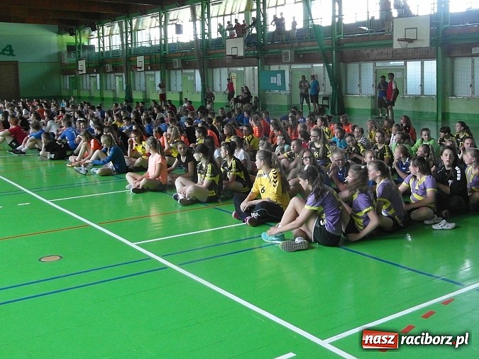 Zdjęcie w galerii na portalu naszraciborz.pl: Młode piłkarki ręczne z Pietrowic Wielkich wywalczyły największy sukces w historii szkoły wiadomości z regionu