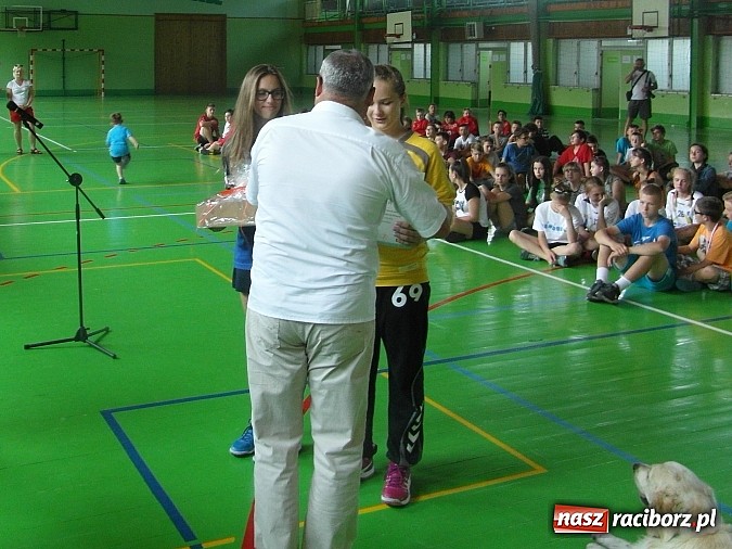 Zdjęcie w galerii na portalu naszraciborz.pl: Młode piłkarki ręczne z Pietrowic Wielkich wywalczyły największy sukces w historii szkoły wiadomości z regionu