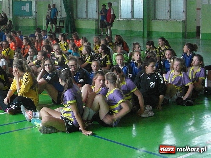 Zdjęcie w galerii na portalu naszraciborz.pl: Młode piłkarki ręczne z Pietrowic Wielkich wywalczyły największy sukces w historii szkoły wiadomości z regionu