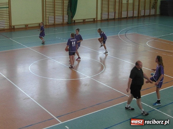 Zdjęcie w galerii na portalu naszraciborz.pl: Młode piłkarki ręczne z Pietrowic Wielkich wywalczyły największy sukces w historii szkoły wiadomości z regionu