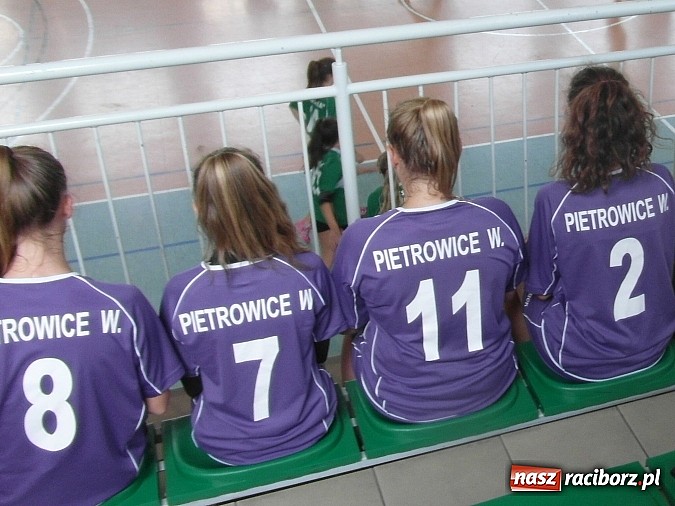 Zdjęcie w galerii na portalu naszraciborz.pl: Młode piłkarki ręczne z Pietrowic Wielkich wywalczyły największy sukces w historii szkoły wiadomości z regionu