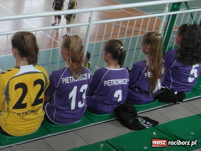 Zdjęcie w galerii na portalu naszraciborz.pl: Młode piłkarki ręczne z Pietrowic Wielkich wywalczyły największy sukces w historii szkoły wiadomości z regionu