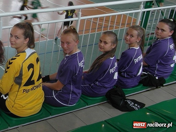 Zdjęcie w galerii na portalu naszraciborz.pl: Młode piłkarki ręczne z Pietrowic Wielkich wywalczyły największy sukces w historii szkoły wiadomości z regionu