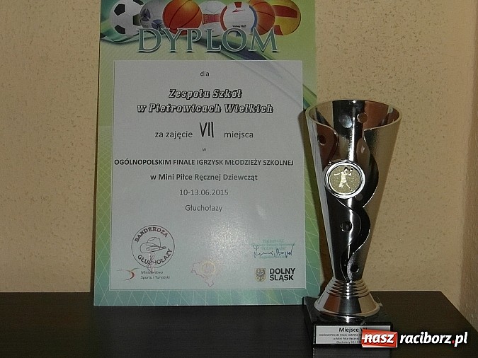 Zdjęcie w galerii na portalu naszraciborz.pl: Młode piłkarki ręczne z Pietrowic Wielkich wywalczyły największy sukces w historii szkoły wiadomości z regionu