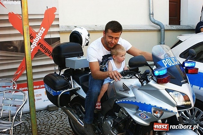 Zdjęcie w galerii na portalu naszraciborz.pl: Międzynarodowy IV Festiwal Piosenki Europejskiej w Raciborzu z udziałem Policji  wiadomości z regionu