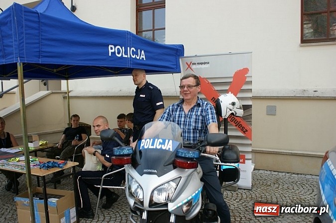 Zdjęcie w galerii na portalu naszraciborz.pl: Międzynarodowy IV Festiwal Piosenki Europejskiej w Raciborzu z udziałem Policji  wiadomości z regionu