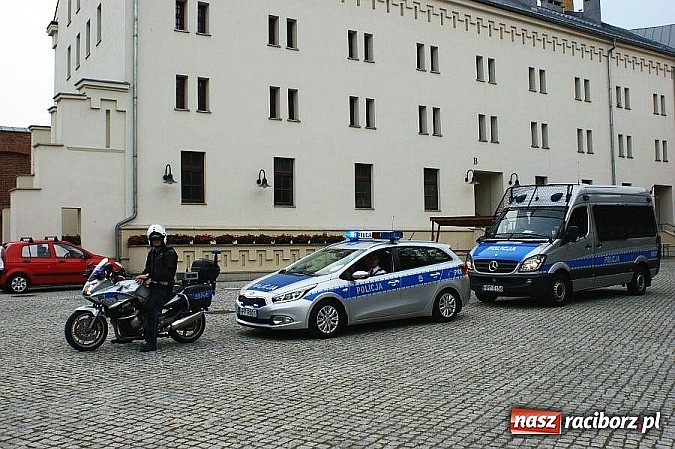 Zdjęcie w galerii na portalu naszraciborz.pl: Międzynarodowy IV Festiwal Piosenki Europejskiej w Raciborzu z udziałem Policji  wiadomości z regionu