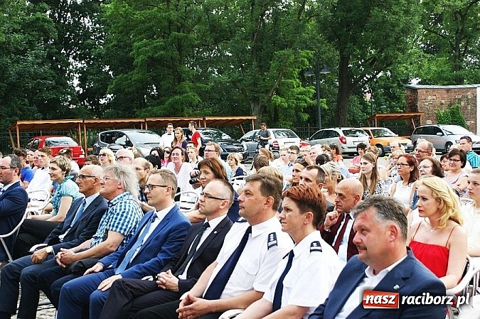 Zdjęcie w galerii na portalu naszraciborz.pl: Międzynarodowy IV Festiwal Piosenki Europejskiej w Raciborzu z udziałem Policji  wiadomości z regionu