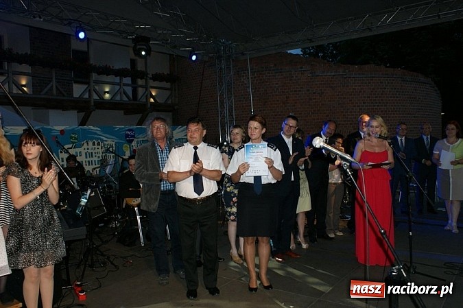 Zdjęcie w galerii na portalu naszraciborz.pl: Międzynarodowy IV Festiwal Piosenki Europejskiej w Raciborzu z udziałem Policji  wiadomości z regionu