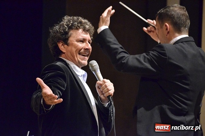 Zdjęcie w galerii na portalu naszraciborz.pl: Jacek Wójcicki oczarował publiczność w RCK  wiadomości z regionu