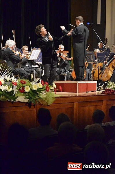 Zdjęcie w galerii na portalu naszraciborz.pl: Jacek Wójcicki oczarował publiczność w RCK  wiadomości z regionu