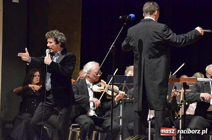 Zdjęcie w galerii na portalu naszraciborz.pl: Jacek Wójcicki oczarował publiczność w RCK  wiadomości z regionu