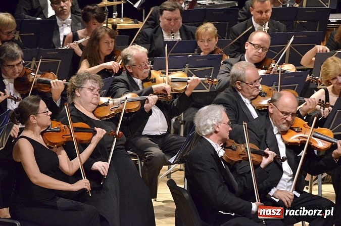 Zdjęcie w galerii na portalu naszraciborz.pl: Jacek Wójcicki oczarował publiczność w RCK  wiadomości z regionu