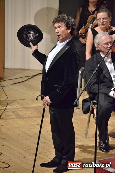 Zdjęcie w galerii na portalu naszraciborz.pl: Jacek Wójcicki oczarował publiczność w RCK  wiadomości z regionu