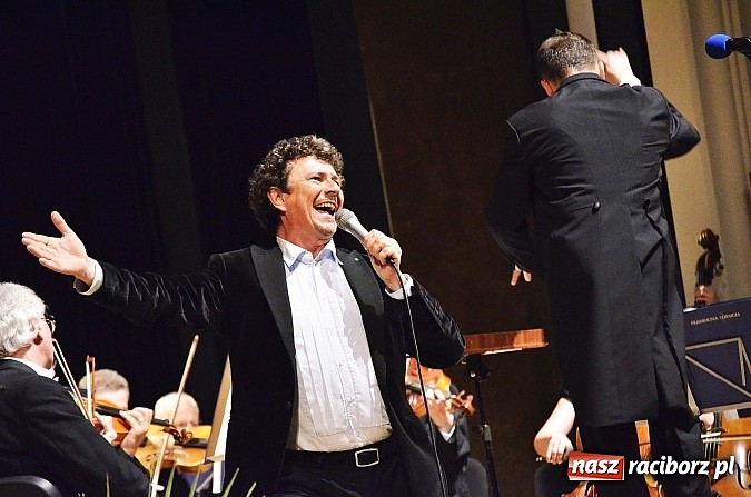 Zdjęcie w galerii na portalu naszraciborz.pl: Jacek Wójcicki oczarował publiczność w RCK  wiadomości z regionu