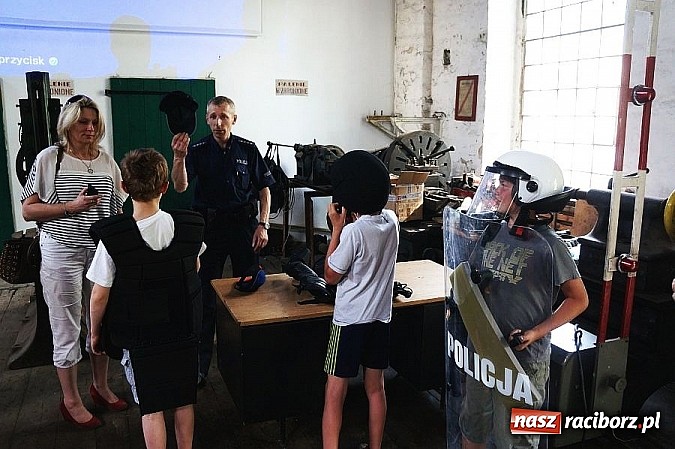 Zdjęcie w galerii na portalu naszraciborz.pl: Prelekcja policjantów przy zabytkowej stacji w Rudach  wiadomości z regionu