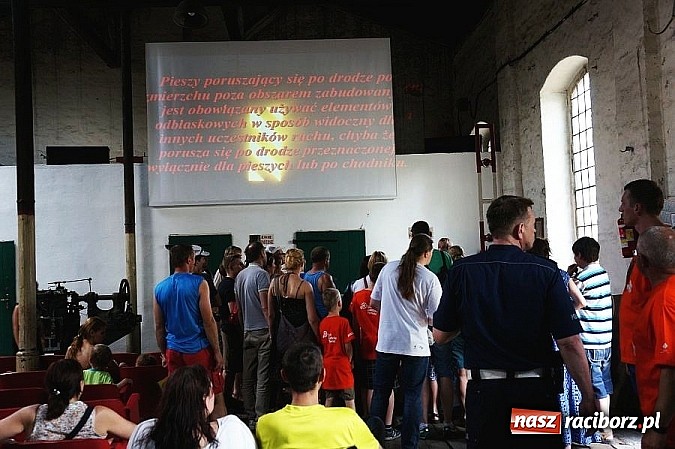 Zdjęcie w galerii na portalu naszraciborz.pl: Prelekcja policjantów przy zabytkowej stacji w Rudach  wiadomości z regionu