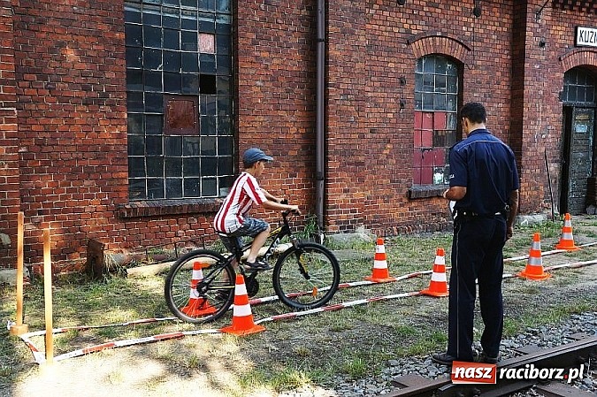 Zdjęcie w galerii na portalu naszraciborz.pl: Prelekcja policjantów przy zabytkowej stacji w Rudach  wiadomości z regionu