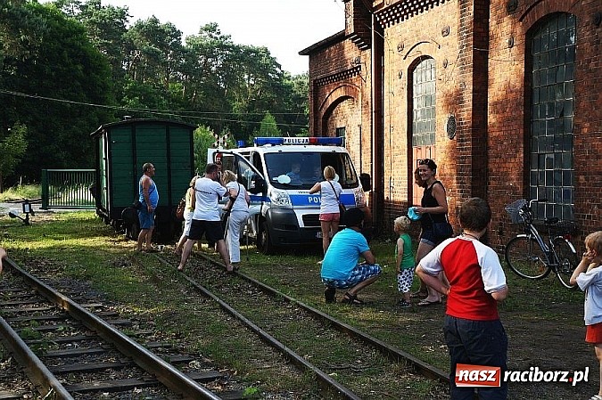 Zdjęcie w galerii na portalu naszraciborz.pl: Prelekcja policjantów przy zabytkowej stacji w Rudach  wiadomości z regionu
