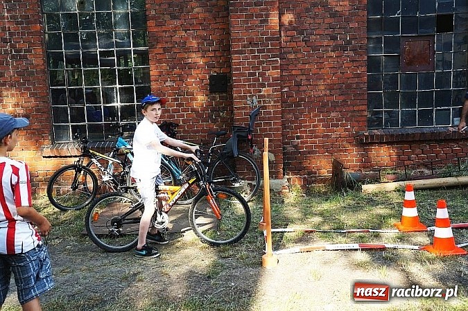 Zdjęcie w galerii na portalu naszraciborz.pl: Prelekcja policjantów przy zabytkowej stacji w Rudach  wiadomości z regionu