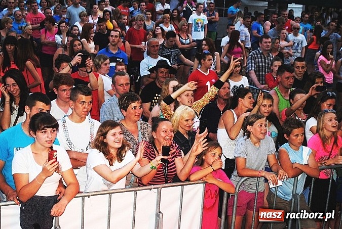 Zdjęcie w galerii na portalu naszraciborz.pl: Jula zaczarowała publiczność na Dniach Miasta i Gminy Kietrz!  wiadomości z regionu