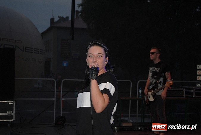 Zdjęcie w galerii na portalu naszraciborz.pl: Jula zaczarowała publiczność na Dniach Miasta i Gminy Kietrz!  wiadomości z regionu