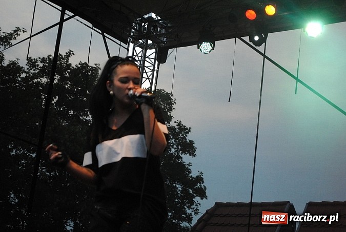 Zdjęcie w galerii na portalu naszraciborz.pl: Jula zaczarowała publiczność na Dniach Miasta i Gminy Kietrz!  wiadomości z regionu