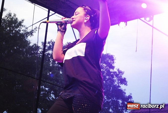 Zdjęcie w galerii na portalu naszraciborz.pl: Jula zaczarowała publiczność na Dniach Miasta i Gminy Kietrz!  wiadomości z regionu