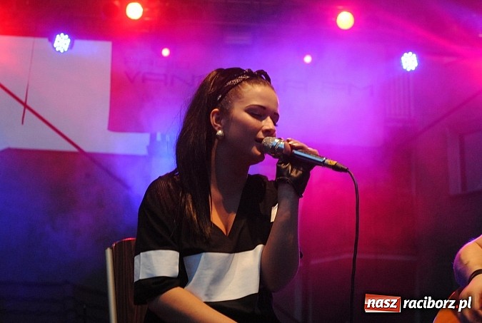 Zdjęcie w galerii na portalu naszraciborz.pl: Jula zaczarowała publiczność na Dniach Miasta i Gminy Kietrz!  wiadomości z regionu