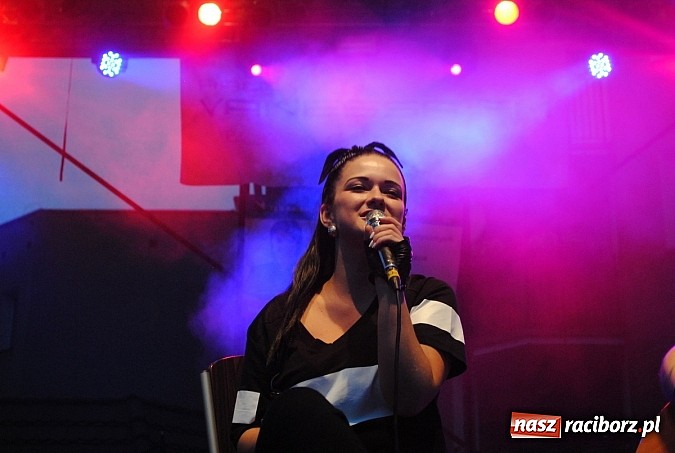 Zdjęcie w galerii na portalu naszraciborz.pl: Jula zaczarowała publiczność na Dniach Miasta i Gminy Kietrz!  wiadomości z regionu