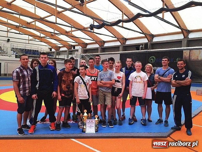 Zdjęcie w galerii na portalu naszraciborz.pl: Dobry start zapaśników MKZ Unia Racibórz na zawodach w nowej hali ZSOMS wiadomości z regionu