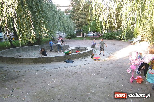 Zdjęcie w galerii na portalu naszraciborz.pl: Dzieci pozbawiono miejsca do zabawy wiadomości z regionu