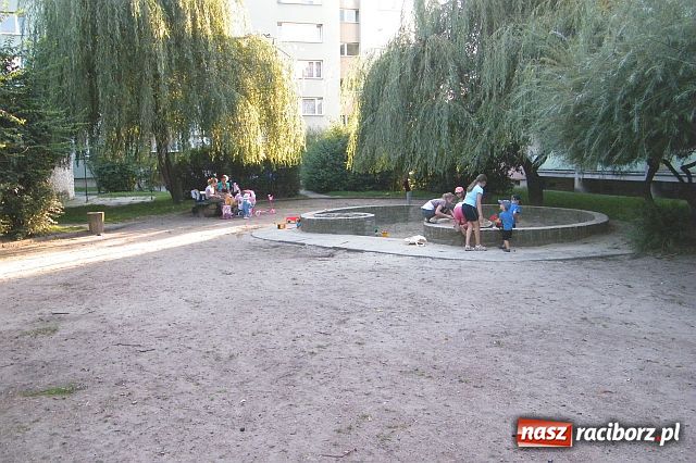 Zdjęcie w galerii na portalu naszraciborz.pl: Dzieci pozbawiono miejsca do zabawy wiadomości z regionu
