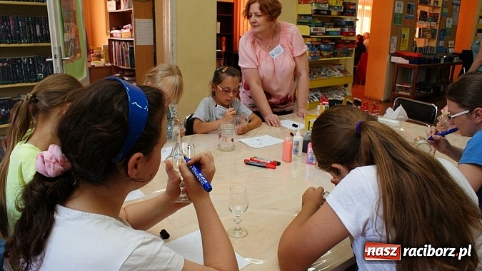 Zdjęcie w galerii na portalu naszraciborz.pl: Na szkle malowane - warsztaty w Eurece wiadomości z regionu