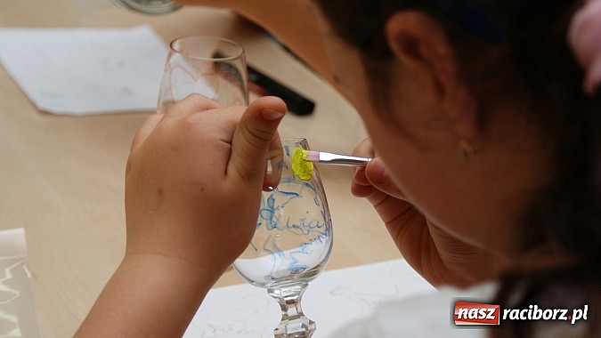 Zdjęcie w galerii na portalu naszraciborz.pl: Na szkle malowane - warsztaty w Eurece wiadomości z regionu