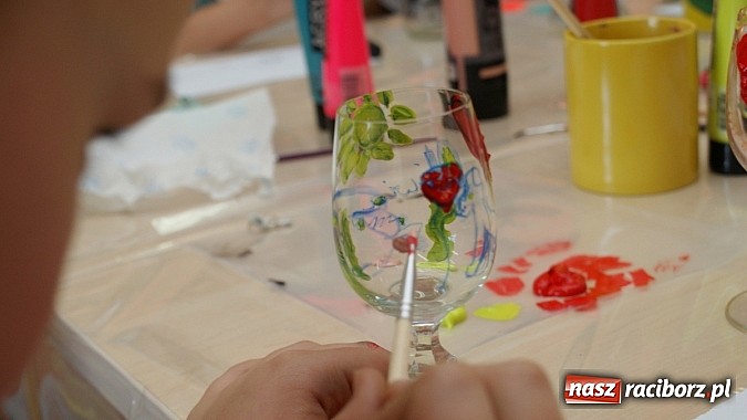 Zdjęcie w galerii na portalu naszraciborz.pl: Na szkle malowane - warsztaty w Eurece wiadomości z regionu
