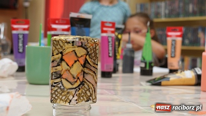 Zdjęcie w galerii na portalu naszraciborz.pl: Na szkle malowane - warsztaty w Eurece wiadomości z regionu