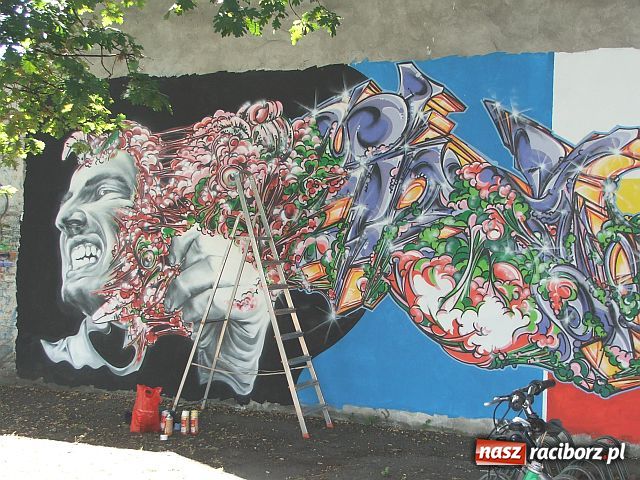 Zdjęcie w galerii na portalu naszraciborz.pl: Dzieło sztuki na szkolnym murze wiadomości z regionu