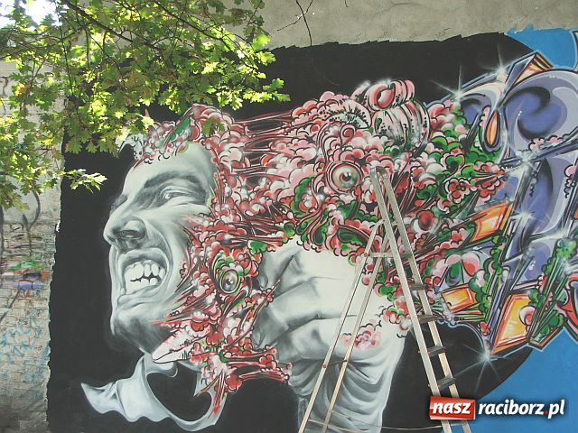 Zdjęcie w galerii na portalu naszraciborz.pl: Dzieło sztuki na szkolnym murze wiadomości z regionu